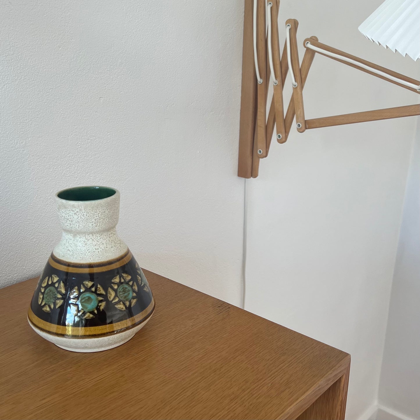 Brun og hvid vase