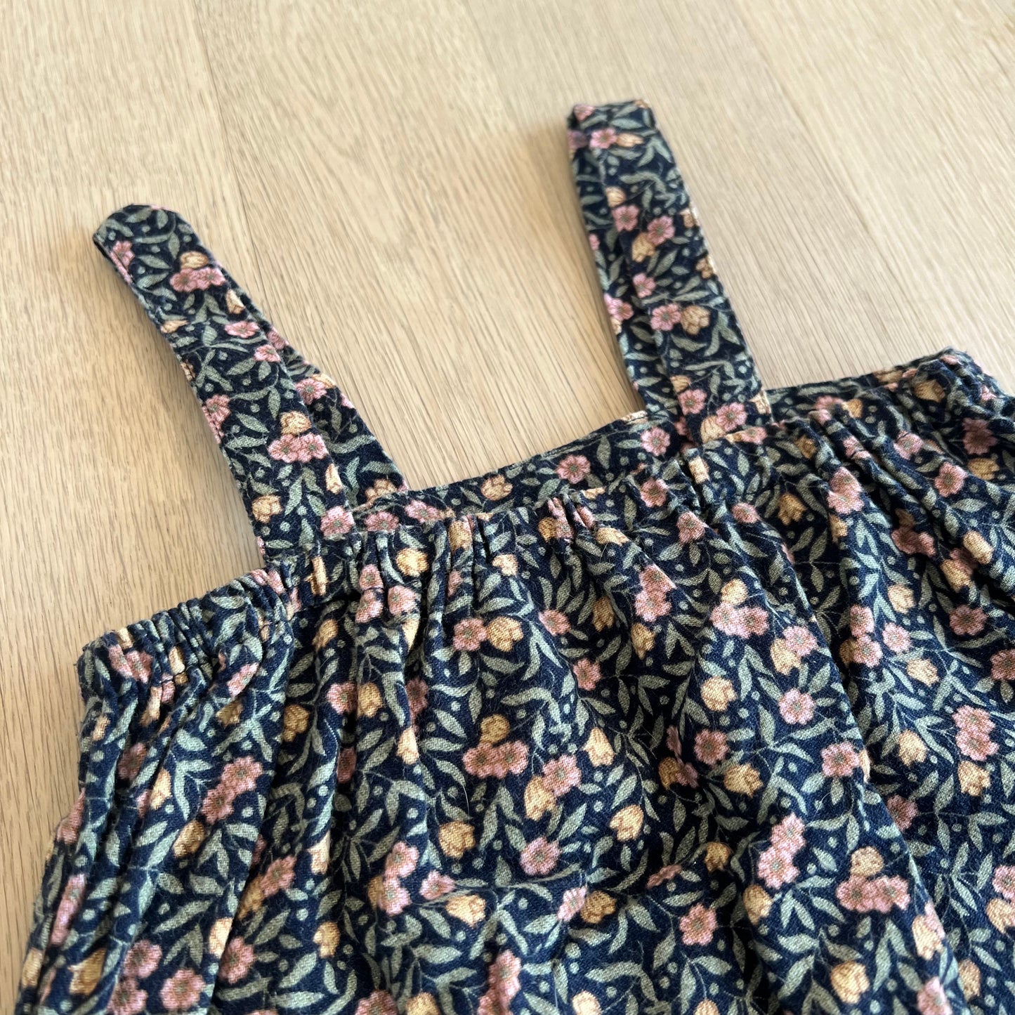 Buksedragt med blomster - 92