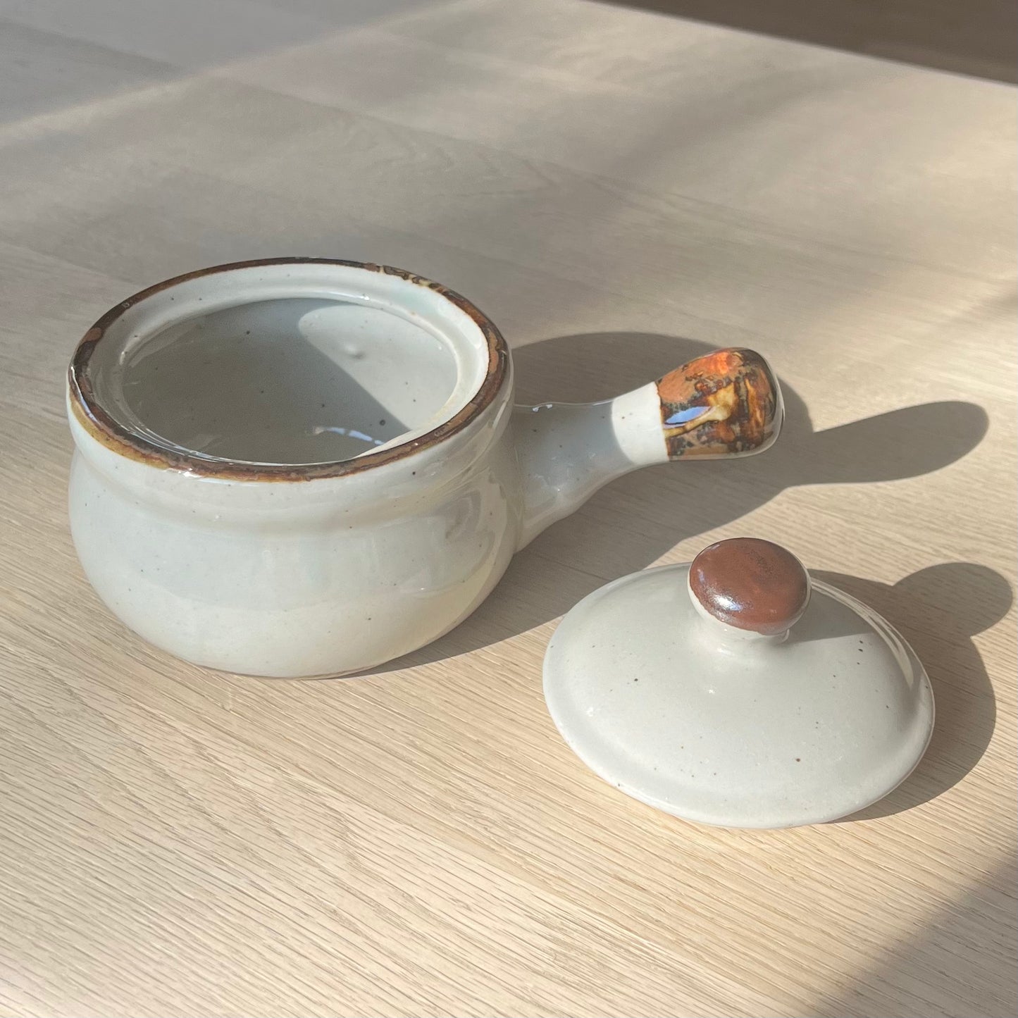Beige krukke med håndtag