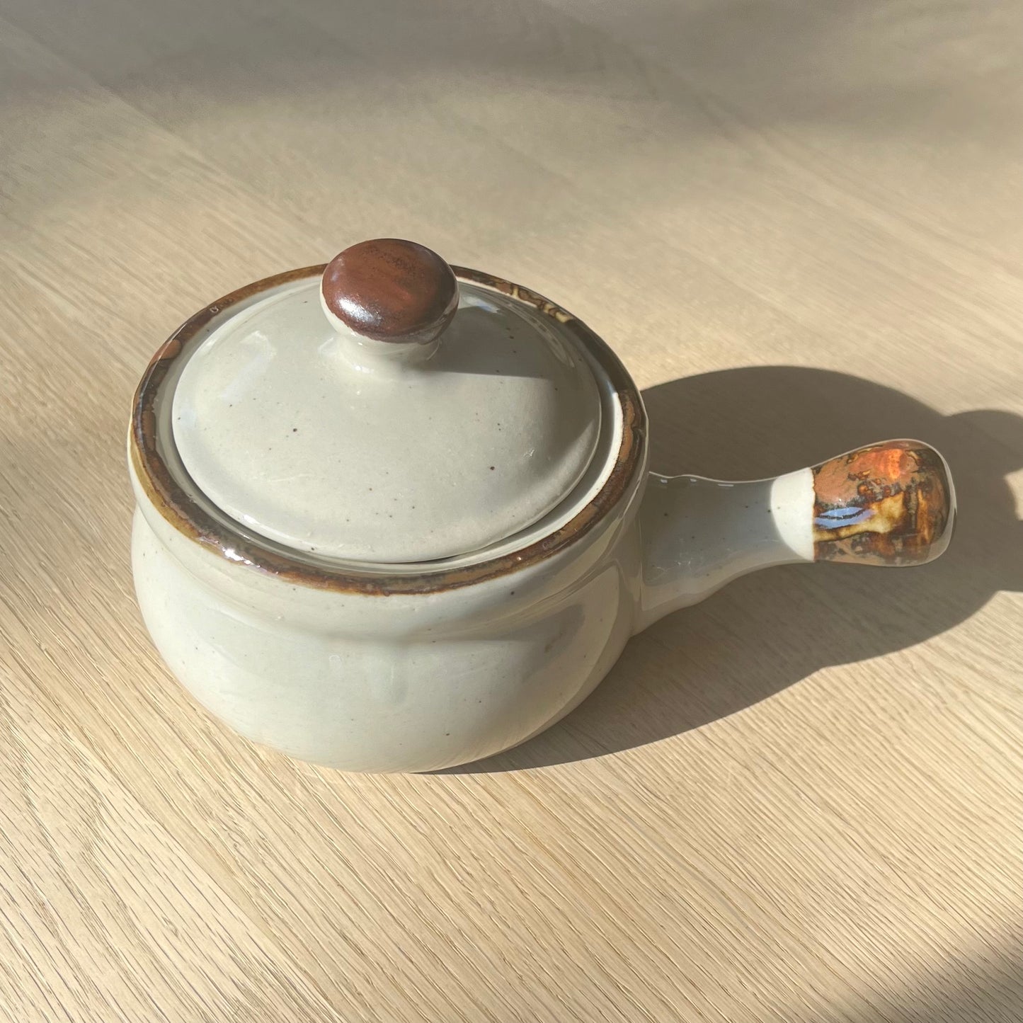 Beige krukke med håndtag