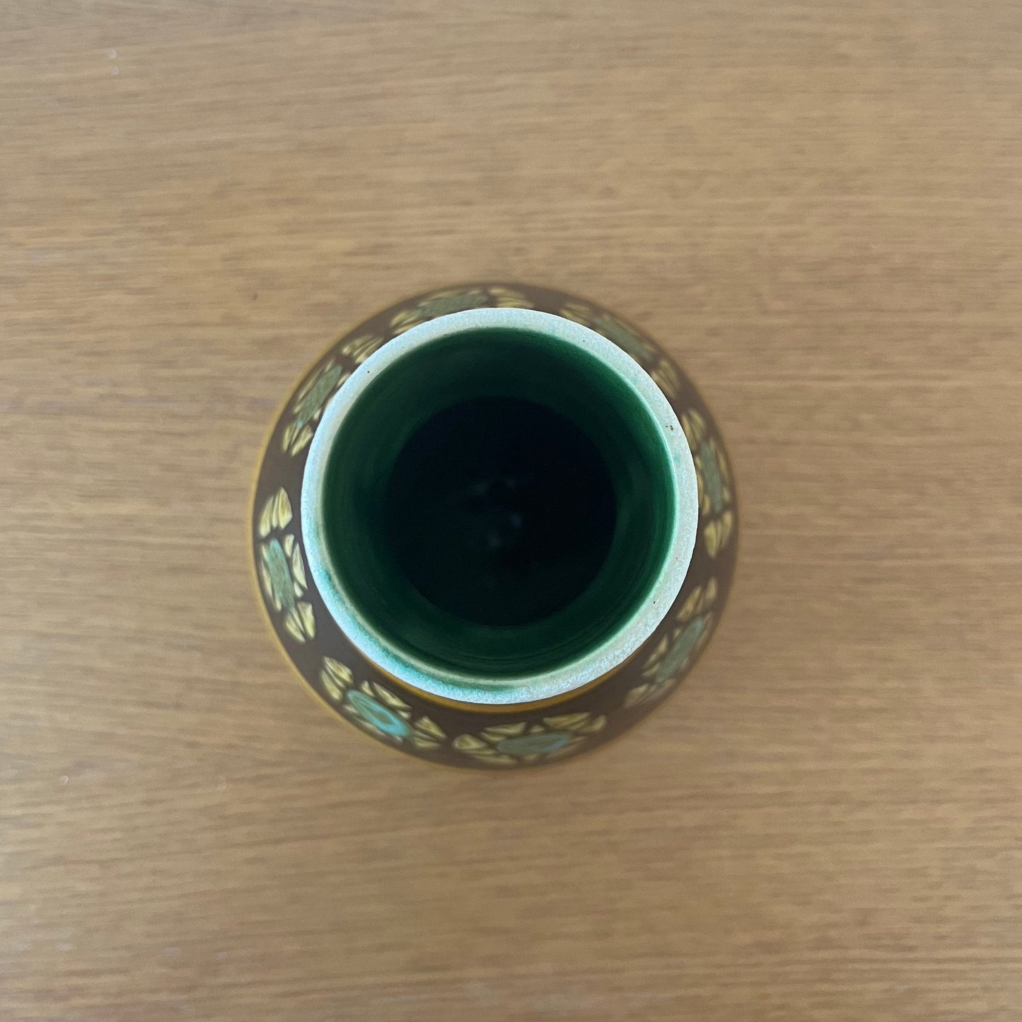Brun og hvid vase