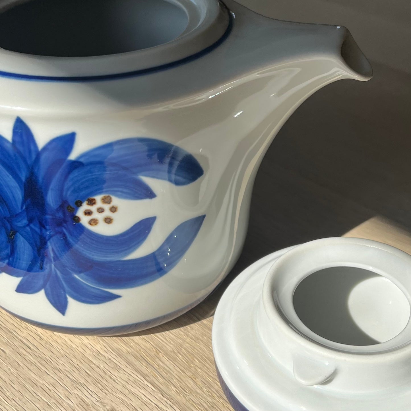 Tekande med blomster